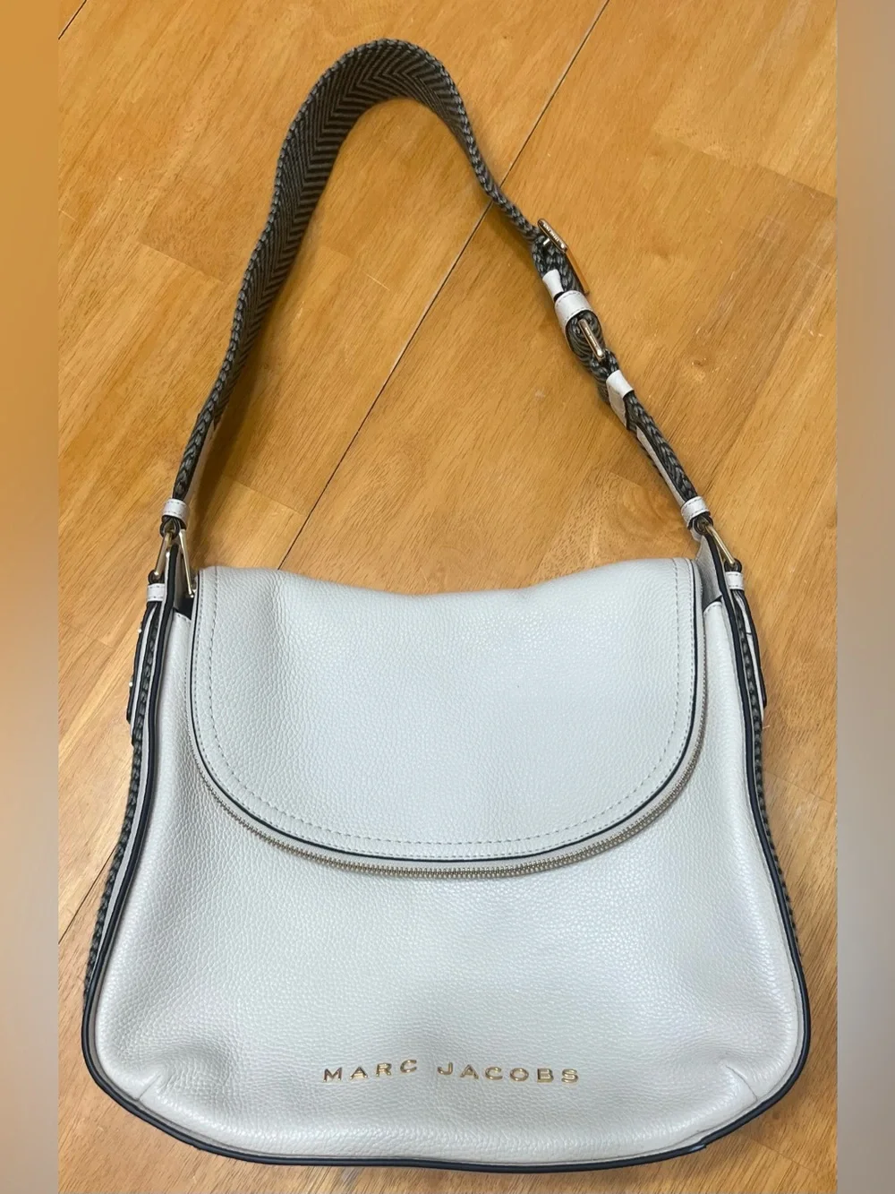 Marc Jacobs The Groove Leather Messenger Bag in Cream